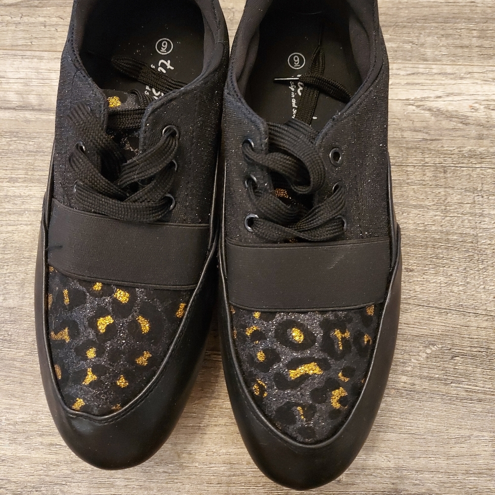 Leopard/sparkle design tennis shoes 👟